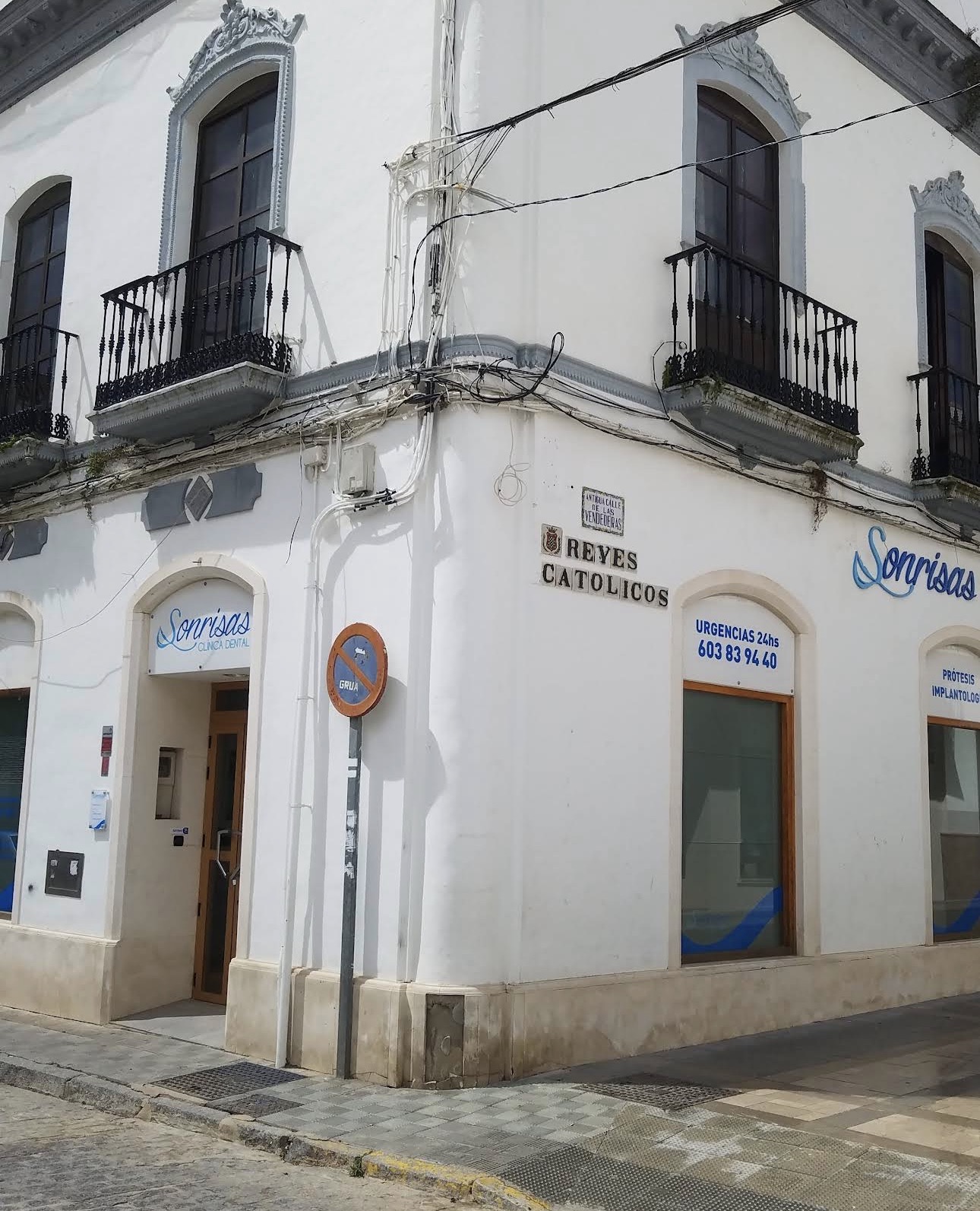 Fachada de Sonrisas Clínica Dental en la Plaza Nuestra Señora de Montemayor, Moguer